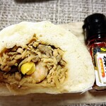 目黒五十番 本店 - 断面はラー油とほぼ同じ高さ。竹の皮の上に乗せてみた。