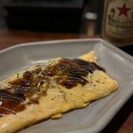 Moegi - 中の豚バラ肉がジャンキーなソースで味付けされて
      やさしい卵のローリングと合う