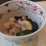 築地 寿司岩 - 突き出しはタコの酢の物。吸盤のコリコリが楽しい