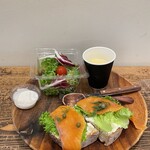 パン・オ・スリール - スモークサーモンとクリームチーズのオープンサンド