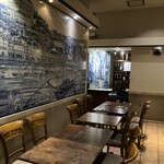 マヌエル・カーザ・デ・ファド - 巨大なタイル壁画アズレージョ。リスボンの風景だそうな。