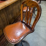 麺屋 まる徳 - アンティークっぽい椅子がお洒落♪　店主さんはオシャレな方？