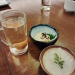 鳥伊勢 - 焼酎お湯割り（梅干し）とお通し