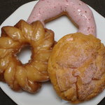 Misuta Donatsu - ミスタードーナツ　クッキークルーラーハニー（左）ベイクドシューストロベリーホイップ（右）ふんわリングストロベリー（上）