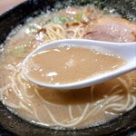 らーめんと石焼めし 若虎 - こってりらーめんのスープ