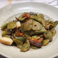 湘南飯店 - 本場の湘南風味(干し茎レタスと燻製肉の炒めもの)