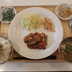 トーコーキッチン - トンテキ赤ワインソース 副菜二品、豚汁、ご飯