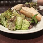 ピエーノ フェスタ - セットのバゲットとサラダ