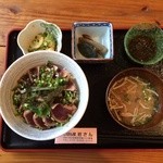 岩さん - 季節限定「石垣島産かつおタタキ丼」かつおの香ばしさとごま油の風味が効いた甘ダレが絶品！！