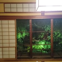 河文 - 庭がみえる店内