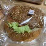 トミーズ - フライドチキンクリームチーズ入りハンバーガー。長いわ。