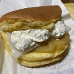 千秋庵 - 料理写真:巴里銅鑼 くり
包装上 生クリーム潰れちゃうのは しょうがないよね