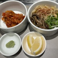 熟成和牛焼肉エイジング・ビーフ 横浜店 - ペチュキムチと創作ナムル3種盛り合わせ、薬味で山葵、レモン