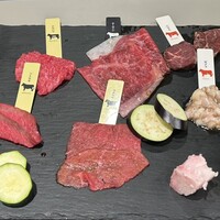 熟成和牛焼肉エイジング・ビーフ 横浜店 - 野菜も入れると12種盛り