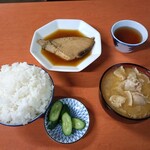 かどや - めし大、生節、漬物、ぶた汁、冷茶