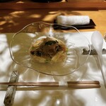 みえ田 - エゾアワビの柔らか煮ワタリガニの餡、バジルオイル、黒胡椒、山椒