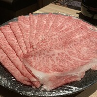 近江牛専門店 近江かど萬 - 近江牛しゃぶしゃぶコース・ロース肉180g(¥12,000) - 写真は2人分です。まるで羽毛布団のような柔らかさ。口の中でじんわり甘さが広がりとろけていきます。脂身も上質でとても美味しかったです