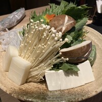 近江牛専門店 近江かど萬 - 鍋に入れる野菜です。+¥1800で追加もできます。卓上のポン酢・ゴマだれの他、別途ワサビ・醤油・塩などと合わせていただくことも可能です。