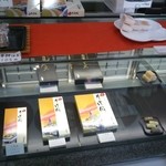 蔦屋 - 牛蒡餅などがショーケースに並んでいます。