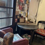 月光 - 2人がけのまあるいテーブルがレトロでかわいい。