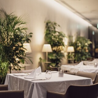 4名様テーブル×8、2名様テーブル×7。
                                          団体様のご予約も承っております。