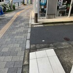 甘露 - 高橋生花店と巣鴨信用金庫の間を右に入ります