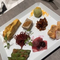 ON the TABLE CHINESE - 