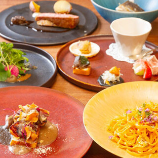 鮮魚を中心とした季節の逸品が愉しめるおまかせコースを取り揃え