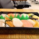 魚三 - おまかせ魚三にぎり (税込)850円 ※正面から (2024.11.26)