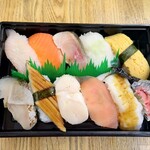 魚三 - おまかせ魚三にぎり (税込)850円 (2024.11.26)