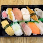 魚三 - おまかせ魚三にぎり (税込)850円 ※向きを回転させて (2024.11.26)