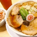 メンドコロ 天鳳 - ポルチーニ香る 肉ソバ(1100円)、レアチャーシュー丼(400円)。