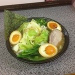 Marushin ramen - こってりラーメン700円、野菜まし100円，クーポン玉子