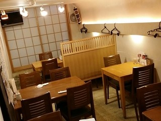 Sushi Hide - 半地下の隠れ家的なテーブル席です。御接待や御忍びデートに是非御利用ください！