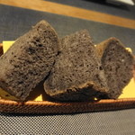 楽の蔵　レストランChez tomo. - 自家製の黒ごまのパン