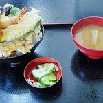 古都 - ﾊｰﾌ天丼とﾊｰﾌ肉汁つけうどん（895円（2013/7））のﾊｰﾌ天丼の部分ですｗ　ﾊｰﾌなのに普通の天丼より大きいような気が（笑