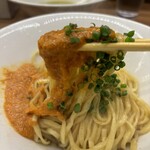 左とう - 坦坦の和え玉：中太平打ち麵リフト