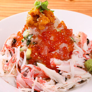 新鮮な海鮮を使用した山盛り海鮮丼！雲丹、いくら、ズワイガニ！
