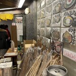 大地のうどん 博多駅ちかてん - 入り口横にごぼうの山