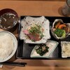 会席料理 岸由 - 若菜ごぜん1300円。今日はブリの刺身(もみじおろしサラダ)と煮物の上に焼いたかぼちゃとサラダの季節感のあるセット。ライスはおかわり可能。