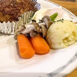 ヒュッテ手ノ倉 - 付け合わせは半熟の目玉焼き、ポテト、ニンジングラッセ、キノコとピーマンのソテー