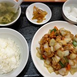 華香楼 - 本日のランチ　鶏とカシューナッツの炒め物850円(税込み)