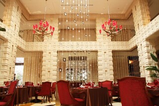 RISTORANTE OZIO - レストランのダイニング【スワロフスキーが輝いています】