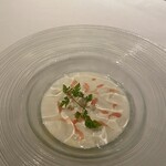 倶楽湾 - 鯉が泳いでいるような杏仁豆腐はアプリコットソースが隠れています