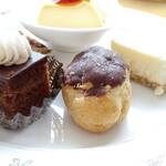 ベイクオーレ - エクレア、ザッハトルテ