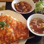 中国家庭料理 桃 - 日替わりランチ 840円 エビチリチャーハンと麻婆豆腐