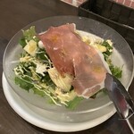 ビストロ グルナッシュ - サラダ。毎回内容が変わります。