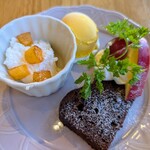 ベジバル チバットリア - チョコブラウニー＆かぼちゃのジェラート＆ヨーグルトムースと柿、リンゴ、ぶどう♡