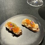 ラ ターブル ドゥ ジョエル・ロブション - アミューズ　スモークサーモンとチーズのムース