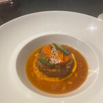 ラ ターブル ドゥ ジョエル・ロブション - 友人のメイン　スパイスと共に柔らかく煮込んだ仔羊のスネ肉　人参のムースリーヌと合わせて